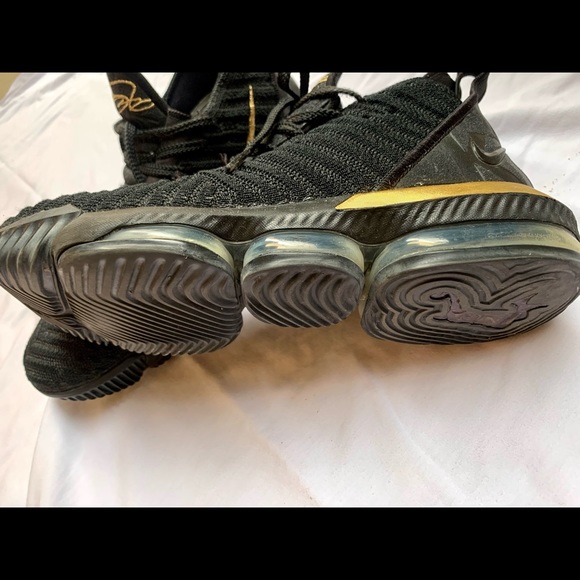 Lebron James 16 Men Nike Kicks Low Black Gold Shoe BQ5970 007 Basketball Size 10 - Picture 4 of 7